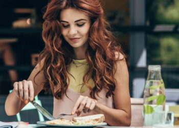 Comer sozinho em restaurantes revela traços de personalidade que você nem imagina