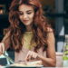 Comer sozinho em restaurantes revela traços de personalidade que você nem imagina