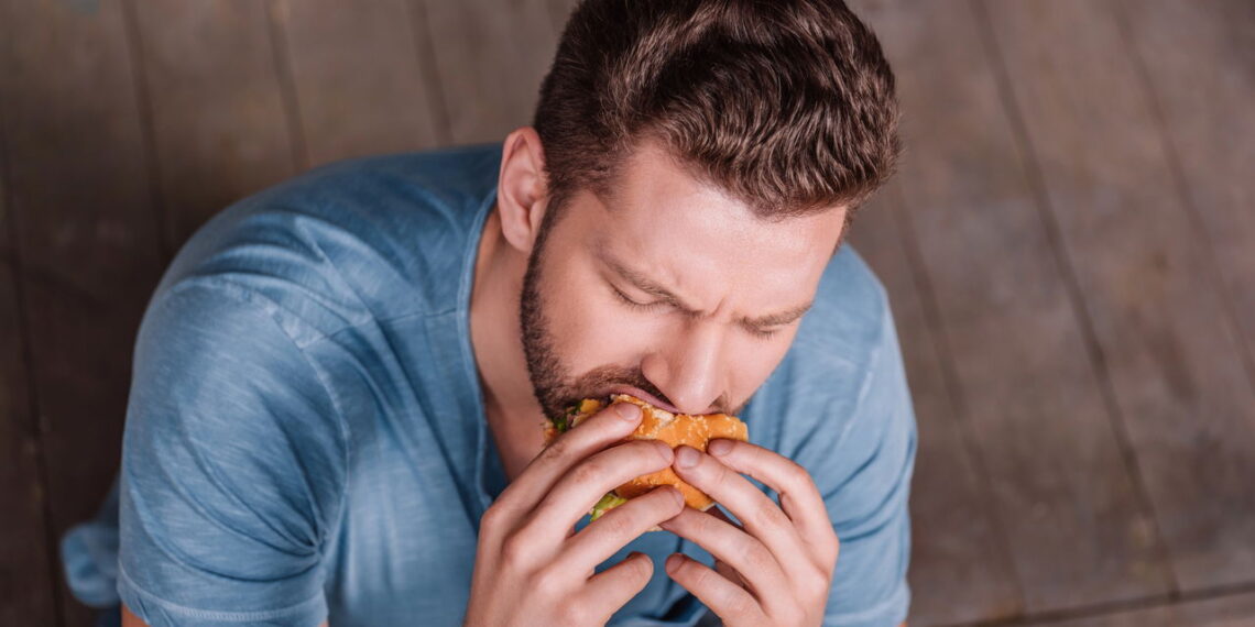 Comer rápido demais aumenta o risco de má digestão, segundo nutricionistas