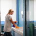 Nem água sanitária, nem cloro: como desinfetar o banheiro naturalmente