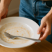 O que a psicologia diz sobre quem não tira o prato da mesa