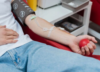 É possível controlar a pressão alta sem remédios? O que os cardiologistas explicam