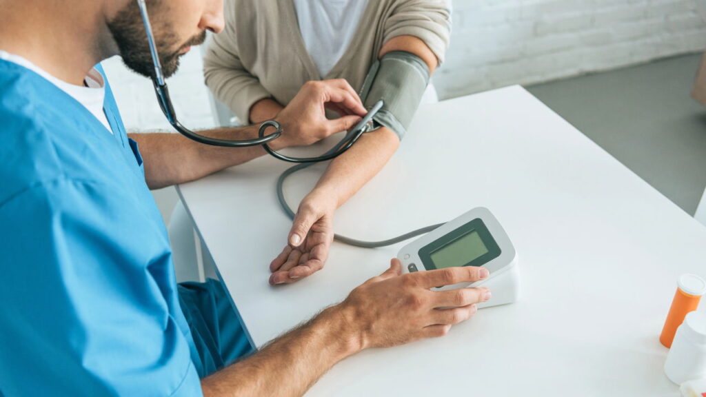 É possível controlar a pressão alta sem remédios? O que os cardiologistas explicam