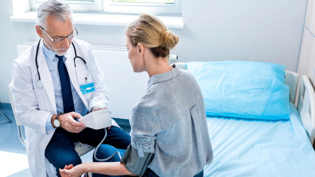 É possível controlar a pressão alta sem remédios? O que os cardiologistas explicam