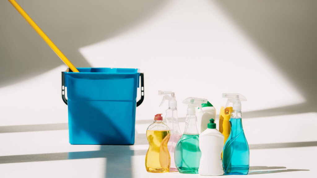 3 mitos que te fazem usar produto de limpeza demais e o que fazer no lugar