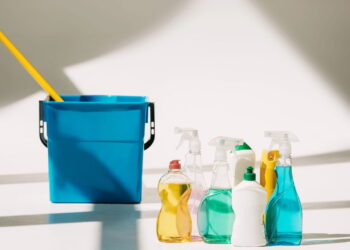 3 mitos que te fazem usar produto de limpeza demais e o que fazer no lugar