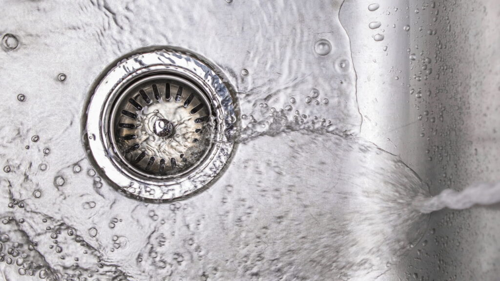 Nem desinfetante, nem álcool: o truque para eliminar o mau cheiro do ralo