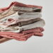 Nem cabide, nem caixa: truque diferente para guardar roupas sem amassar