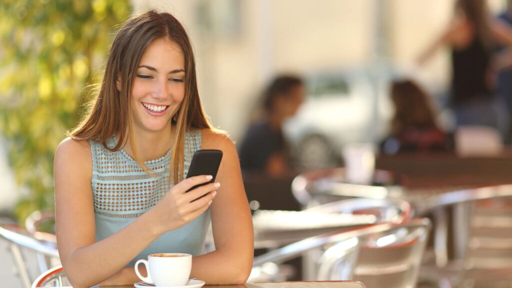O jeito que você segura o celular pode causar dores, segundo ortopedistas
