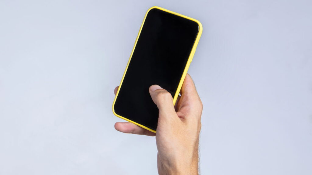O jeito que você segura o celular pode causar dores, segundo ortopedistas