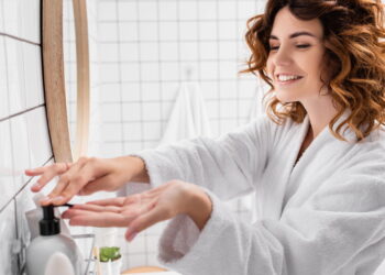 A tendência no skincare que ativa colágeno e combate rugas naturalmente