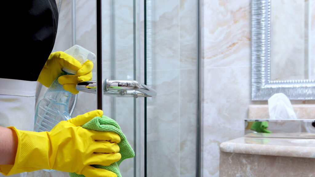 Nem água sanitária, nem removedor: truque que tira manchas do box