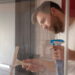 Nem água sanitária, nem removedor: truque que tira manchas do box