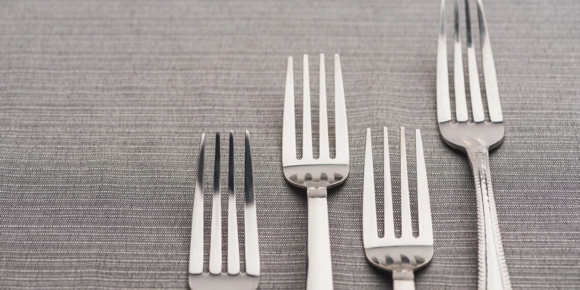 O jeito mais fácil de deixar talheres de inox sempre brilhando