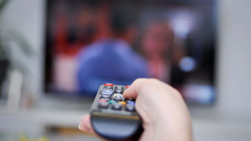 O que sua TV e roupa de cama revelam sobre sua felicidade segundo a psicologia