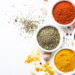 7 temperos baratos que deixam qualquer receita mais saborosa