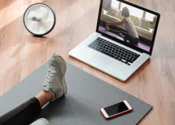 Os melhores exercícios com peso corporal para treinar em casa