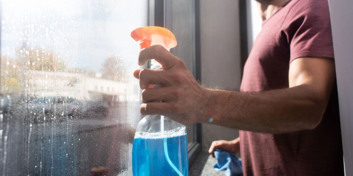 Nem limpa-vidros, nem álcool: o truque que deixa o vidro sem marcas