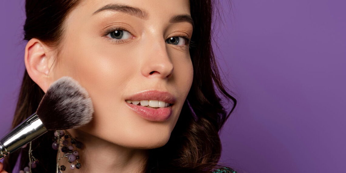 Esse truque com blush virou febre e está bombando entre brasileiras