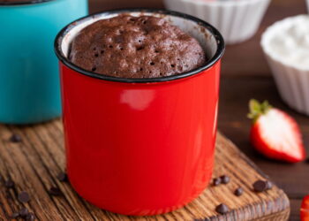 Esse brownie de caneca no micro-ondas fica pronto em cerca de 1 minuto e leva ingredientes simples
