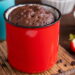 Esse brownie de caneca no micro-ondas fica pronto em cerca de 1 minuto e leva ingredientes simples