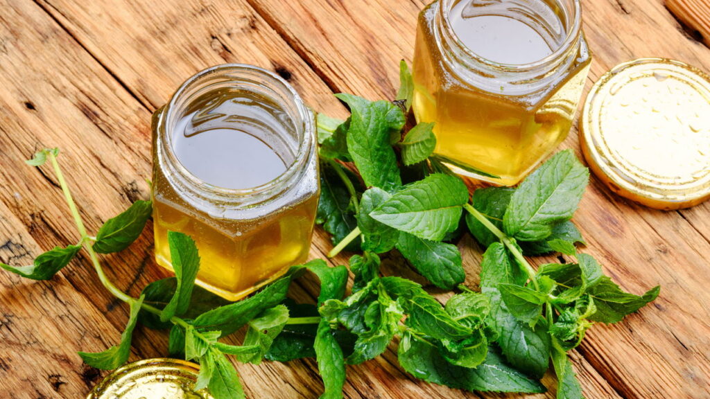 Receitas de caldas com ervas que elevam sobremesas leves