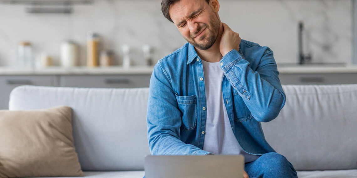 Movimentos simples, feitos em casa, ativam braços, pernas, tronco e melhora a postura