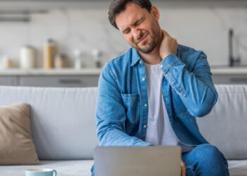 Movimentos simples, feitos em casa, ativam braços, pernas, tronco e melhora a postura