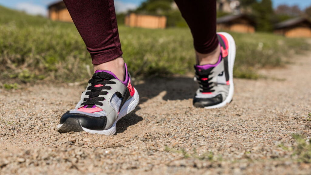Como a combinação de caminhada e treino de força pode renovar sua saúde após os 60