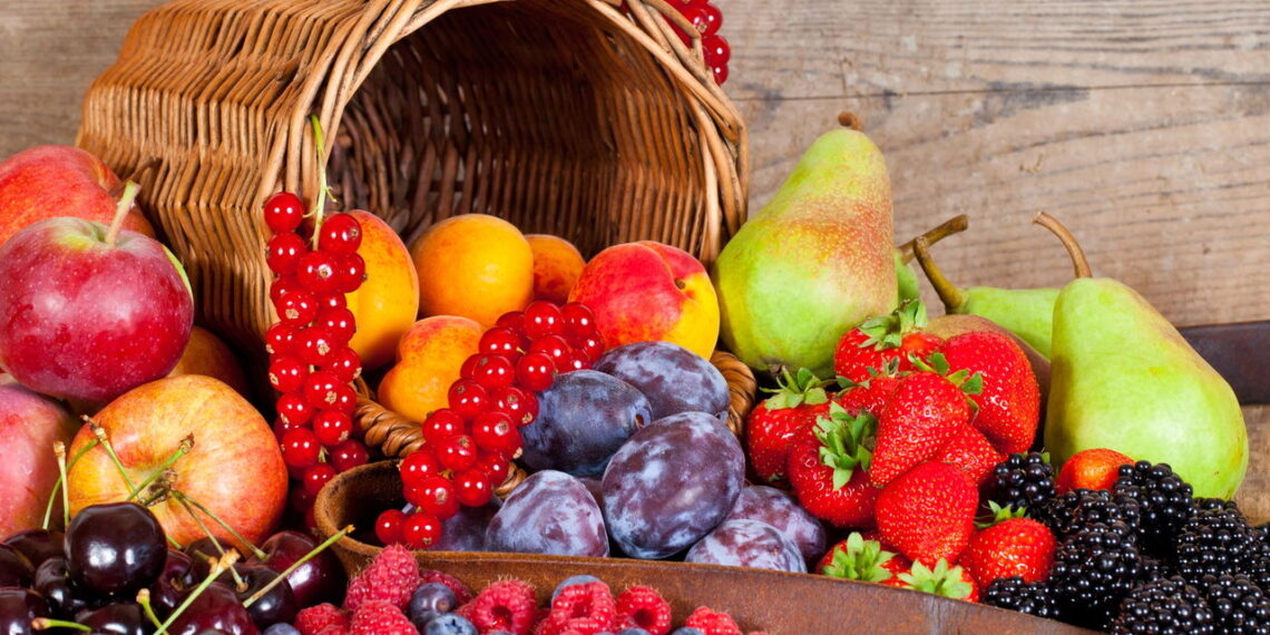 4 frutas que florescem com cultivo caseiro e rendem grandes cachos