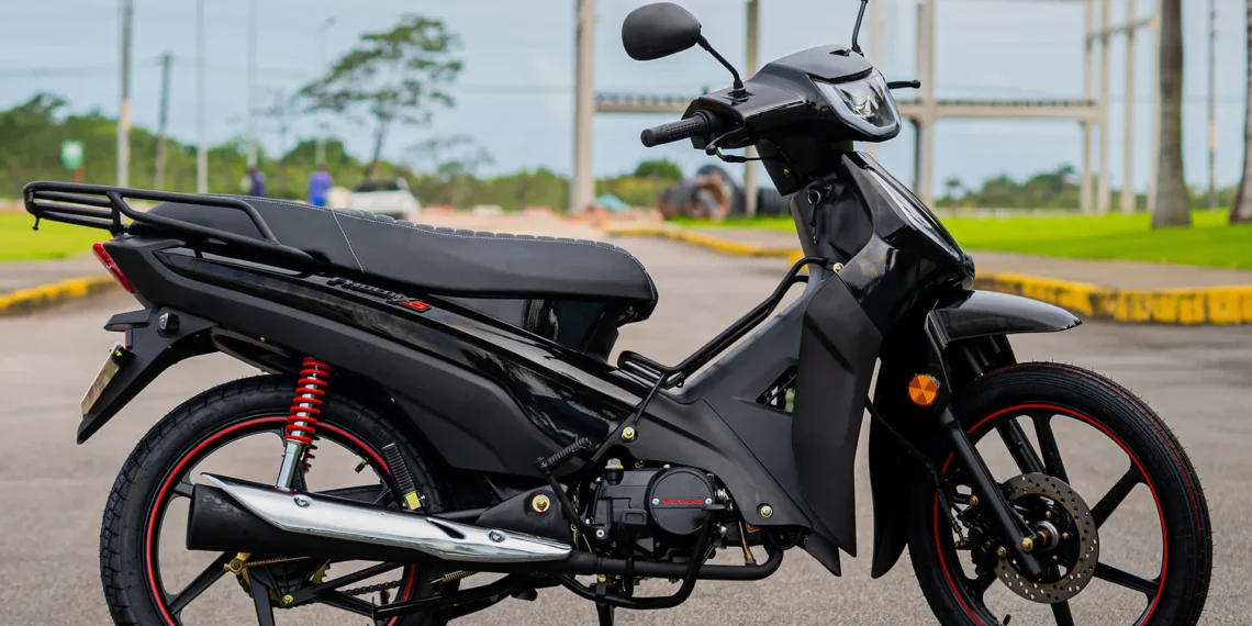 Essa moto da Shineray não precisa de CNH e quase não gasta combustível