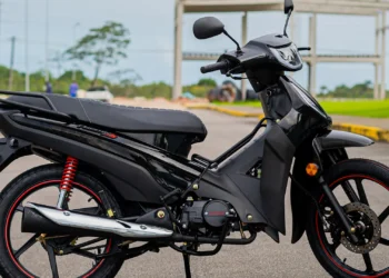 Essa moto da Shineray não precisa de CNH e quase não gasta combustível