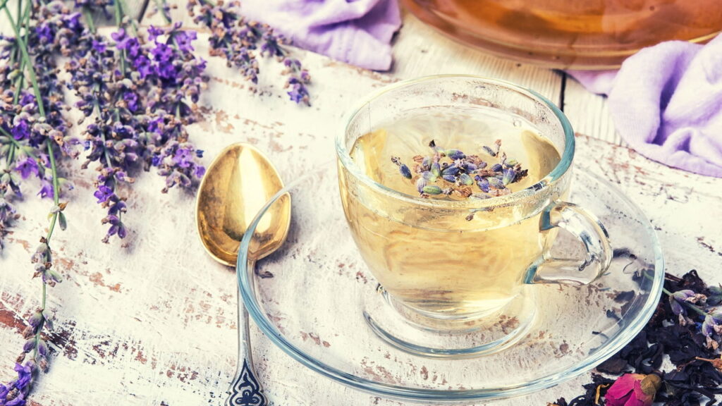Receitas de infusões calmantes com ervas para relaxar após um dia longo