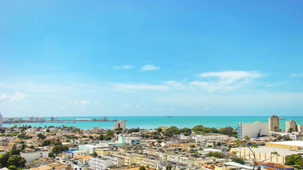 Cidade é conhecida por suas praias de águas cristalinas e coqueirais extensos