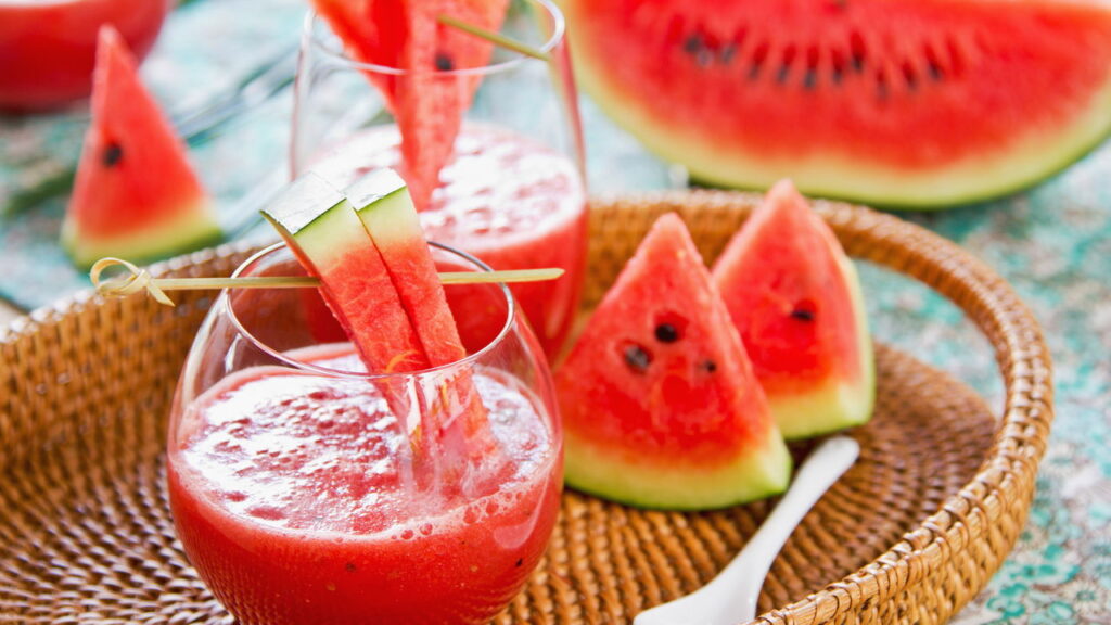 Receitas com frutas para manter o corpo fresco e hidratado no calor