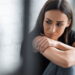 Estratégias para transformar críticas internas em diálogos construtivos segundo a psicologia