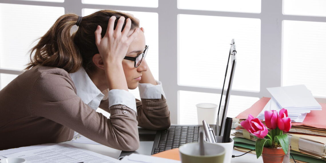 Dicas para aliviar o cansaço após dias de trabalho, segundo terapeutas