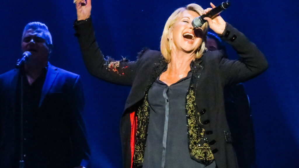 Renomada atriz e cantora britânica-australiana morreu aos 73 anos