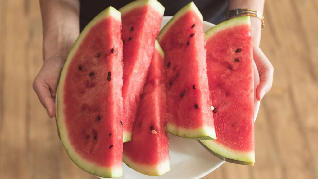 Benefícios das frutas para hidratação e energia do corpo segundo nutricionistas