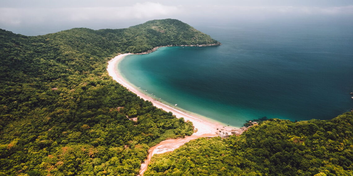 Praias tranquilas e preservadas perto de metrópoles que surpreendem