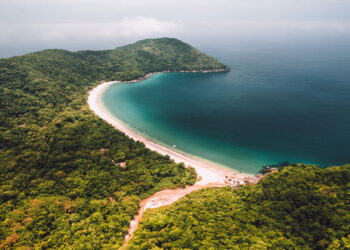 Praias tranquilas e preservadas perto de metrópoles que surpreendem