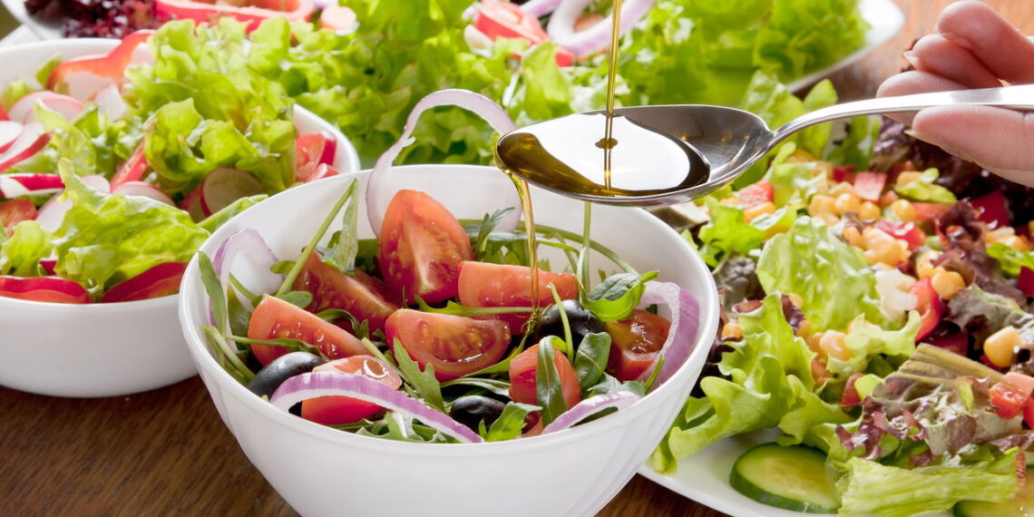 Como preparar saladas com ervas frescas que melhoram a imunidade