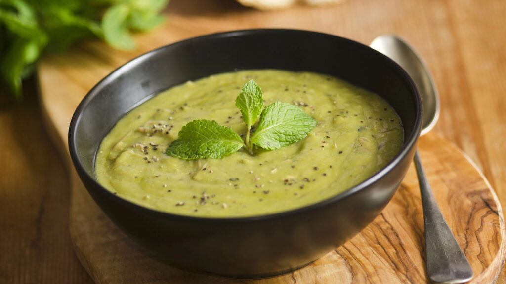 Receitas de caldos com folhas que elevam imunidade