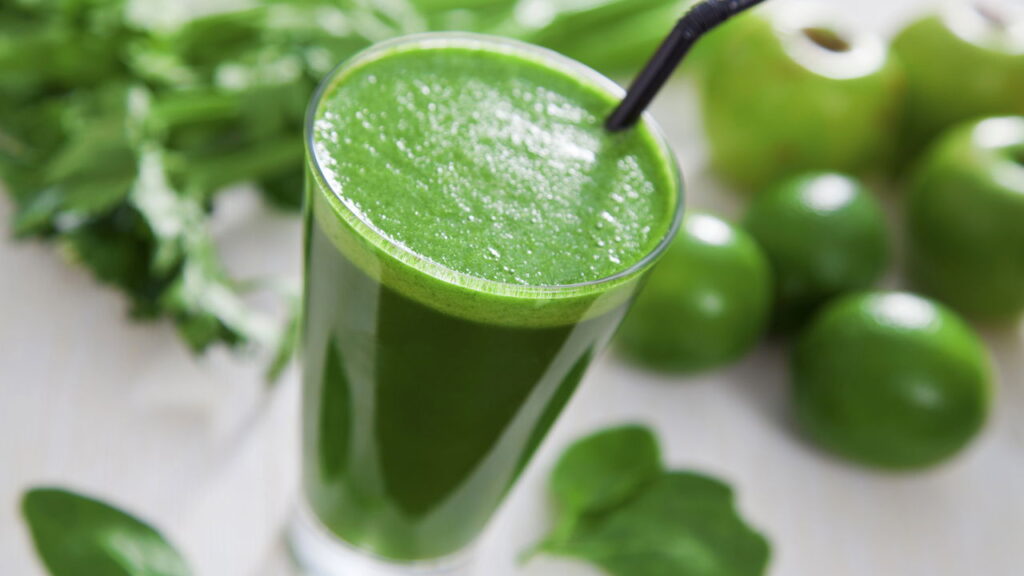 Receitas refrescantes com folhas que combatem o estresse