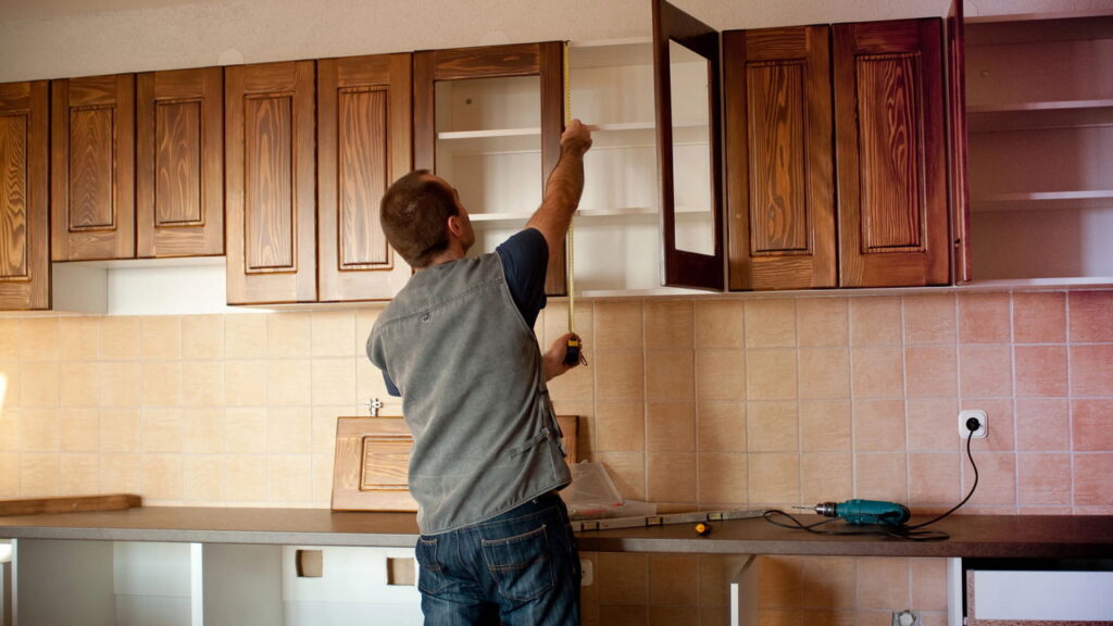 Como organizar os armários da cozinha e evitar mofo, pragas e bagunça