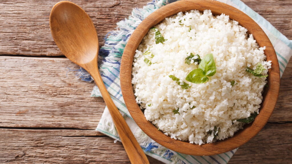 O jeito mais prático de preparar arroz rápido e sem erro no micro-ondas