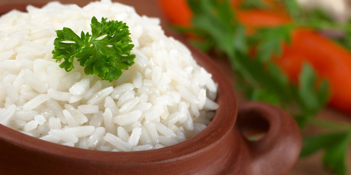 Como fazer arroz soltinho no micro-ondas em 15 minutos