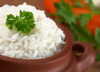 Como fazer arroz soltinho no micro-ondas em 15 minutos