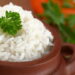 Como fazer arroz soltinho no micro-ondas em 15 minutos
