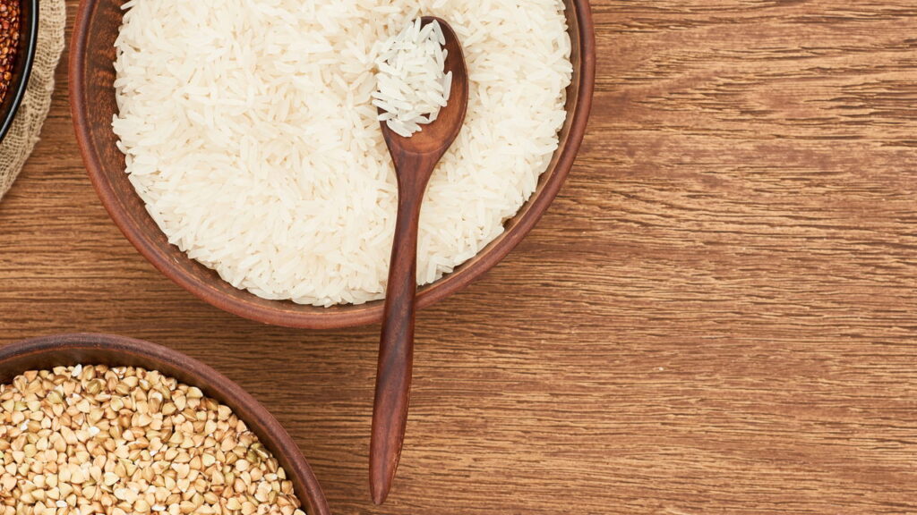 Como fazer arroz soltinho no micro-ondas em 15 minutos